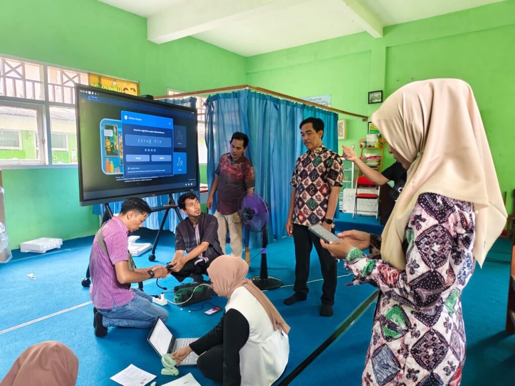 SMPN 3 Bangkalan Terima Interaktif Flat Panel IFP dari Program Pemerintah