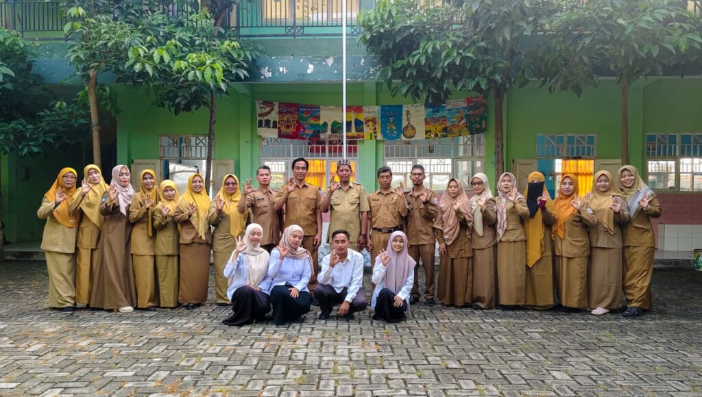 Halal Bihalal Kepala Sekolah Guru dan Siswa SMPN 3 Bangkalan Halal Bihalal Kepala Sekolah Guru dan Siswa SMPN 3 Bangkalan